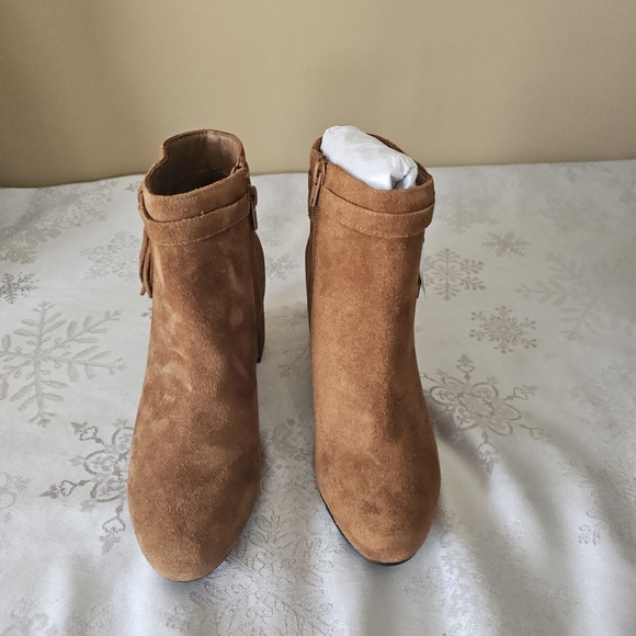 Le Chateau Ankle Boots Cognac Suede NWT Style Y076 Sz 8 - Picture 5 of 15